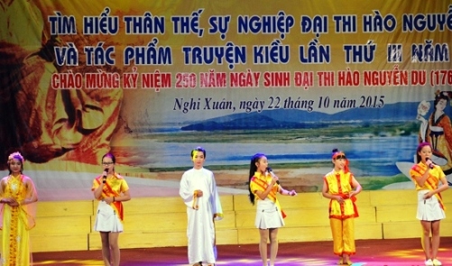 Các em Đội viên tham gia Hội thi tìm hiểu về thân thế, sự nghiệp Đại thi hào Nguyễn Du và tác phẩm Truyện Kiều dưới hình thức sân khấu hóa